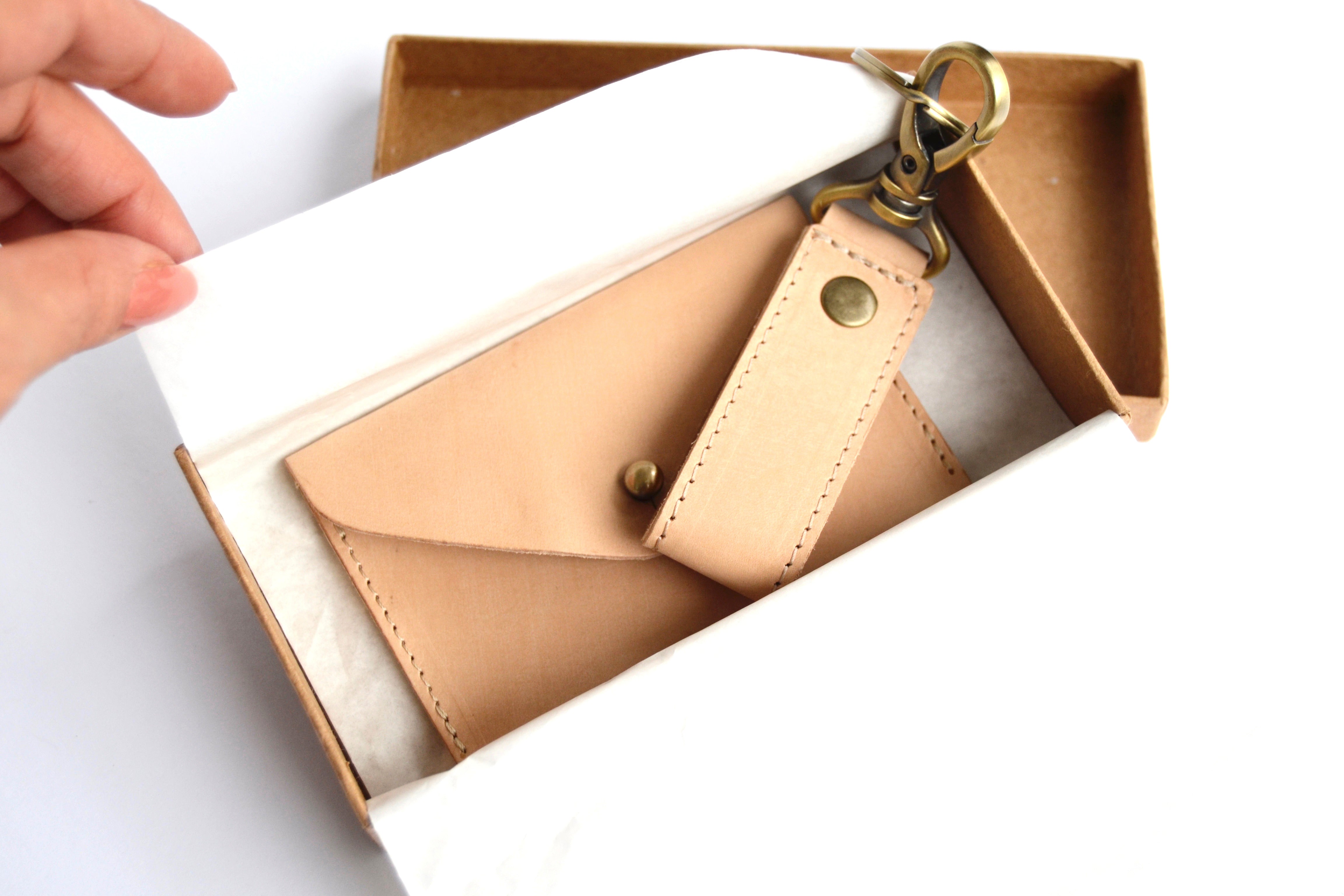Geschenkset mit Leder Kartenetui und Schlüsselanhänger Natur beige Unisex mini Portmonee